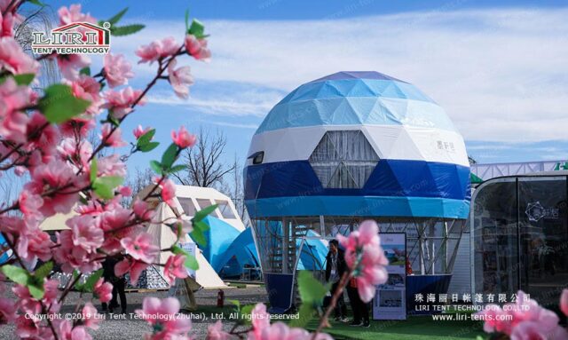 Glamping-Zelt im Freien mit Heißluftballon