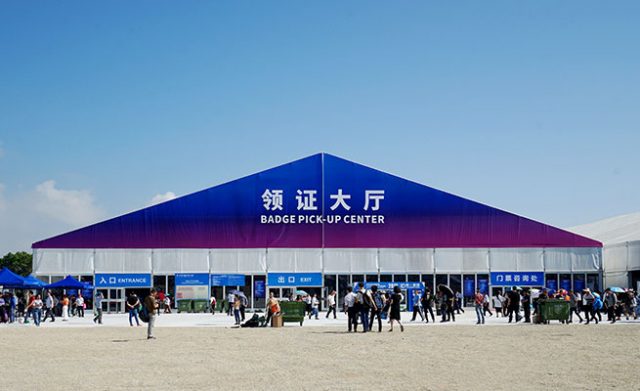 80.000 m² große Ausstellungszelte für die Flugschau