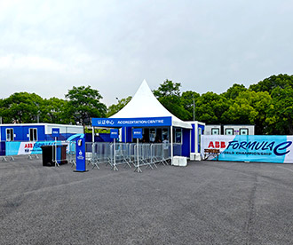 Veranstaltungszelt für Formel-E-Rennen mit Elektroautos