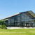 Orangerie-Zelt mit transparenter Außenfassade auf einer Rasenfläche und Glaswänden