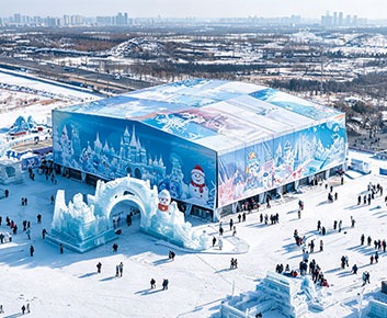Luftaufnahme eines Ausstellungszeltes für Eisskulpturen an einem Winterveranstaltungsort