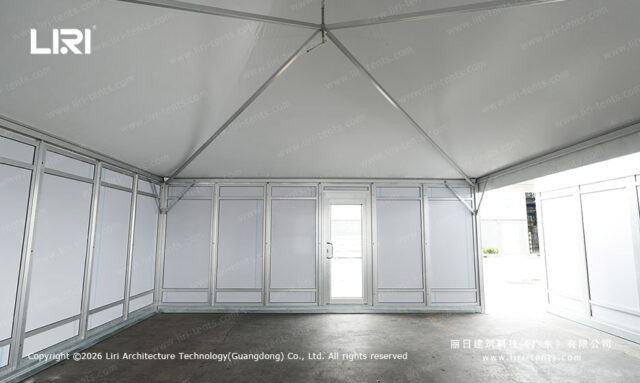 Innenansicht eines modularen Pagodenzeltes mit Dachverstrebungen und Wandpaneelen