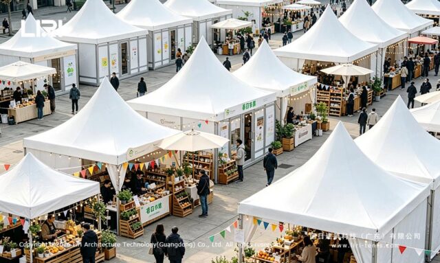 Weiße, modulare Pagodenzelte, die als Marktstände im Freien angeordnet sind